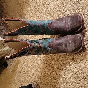 Like new ariat women's cowboy boots. Size 7B